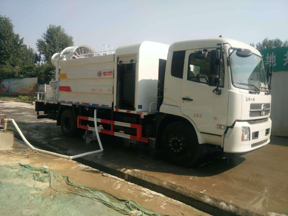 東風(fēng)天錦霧炮車為鄭州三建工程噴霧降塵服務(wù)