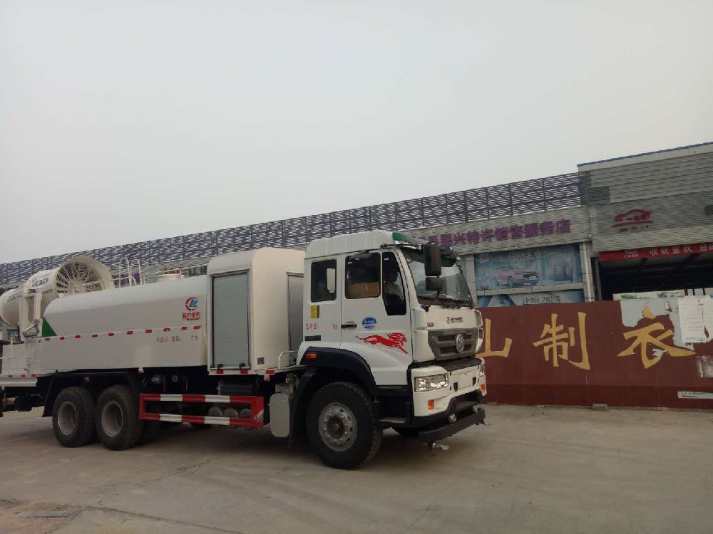 兩臺(tái)重汽后雙橋抑塵車助力安徽市政工程除塵降霾