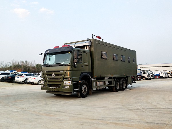 重汽后雙橋擴(kuò)展式宿營(yíng)車(chē)介紹