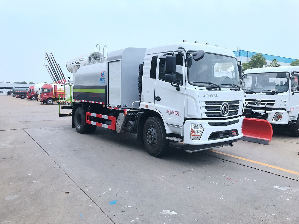東風專底抑塵噴霧車(國六10立方/50-100米霧炮)
